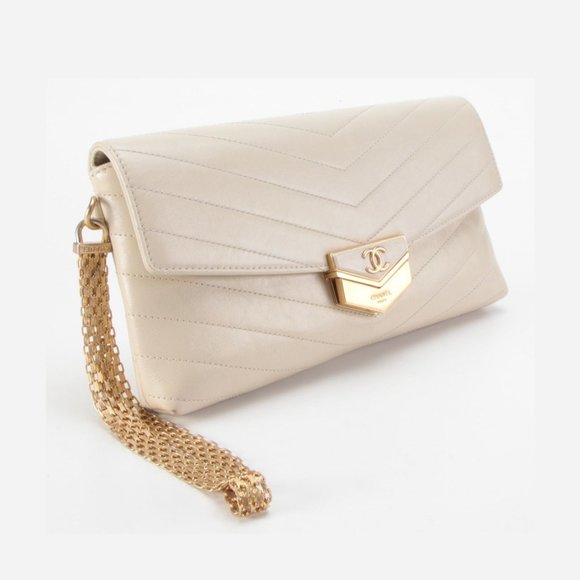 ✧ CHANEL chain wristlet - Picture 2 of 4